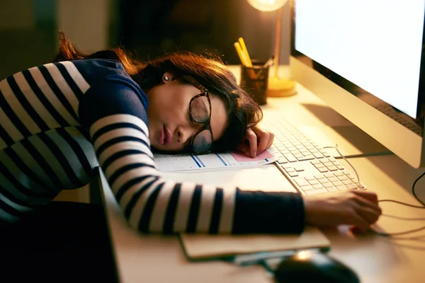 Kiedy nie możesz już dłużej mieć otwartych oczu. Strzał młodej bizneswoman śpiącej na biurku podczas pracy do późna w biurze. — Zdjęcie stockowe