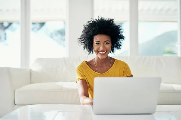 Dags att ta det lugnt. Beskurna porträtt av en attraktiv ung kvinna som använder sin bärbara dator medan kylning hemma. — Stockfoto