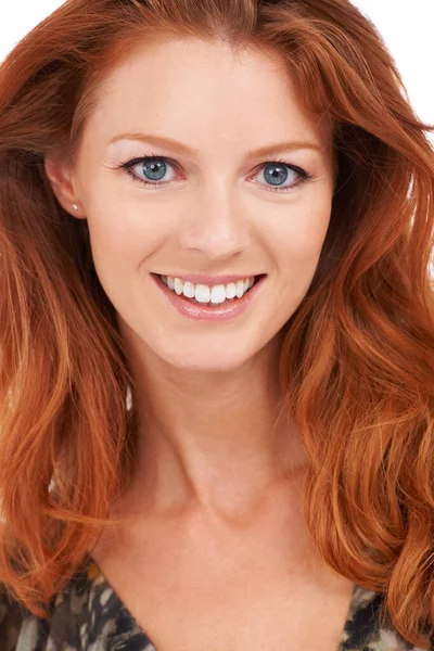 Vlammende schoonheid. Close-up van een prachtige glimlachende roodharige met een perfecte teint, geïsoleerd op wit - copyspace. — Stockfoto