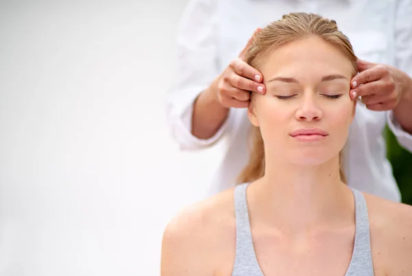 Masowanie stresu. Przycięte ujęcie młodej kobiety uprawiającej masaż w spa. — Zdjęcie stockowe