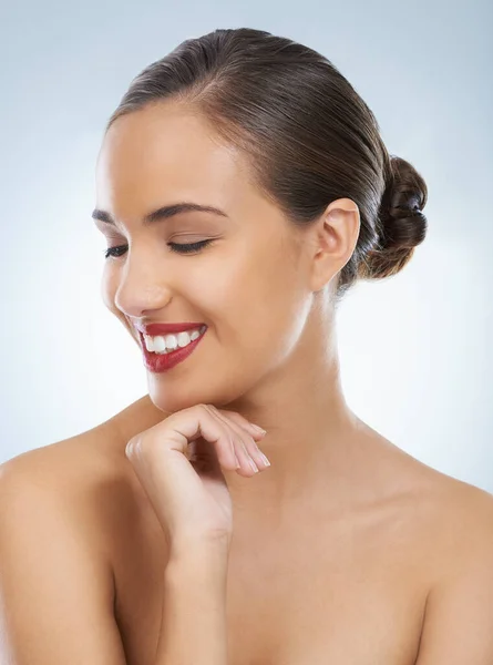 Sorriso e beleza desarmantes. Estúdio cabeça e ombros tiro de um modelo jovem atraente. — Fotografia de Stock