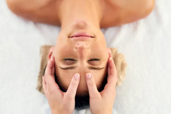This is absolute bliss. Shot of a beautiful young woman lying on a massage table at the day spa. — Stock Photo, Image