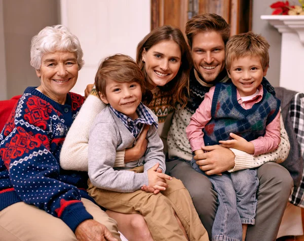Vánoce jsou rodinný čas. Šťastná rodina s babičkou na Štědrý den. — Stock fotografie