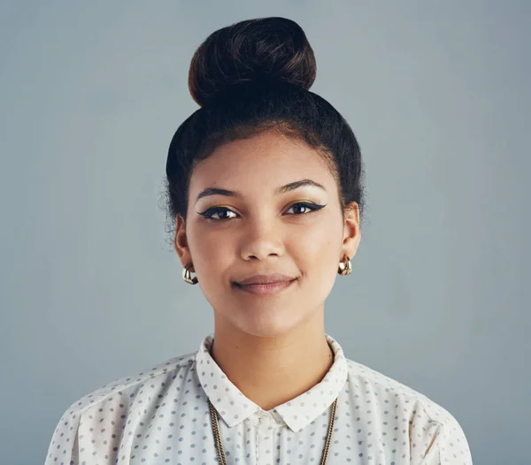 Tranquilamente confiado. Retrato de estudio de una atractiva joven posando sobre un fondo gris. — Foto de Stock