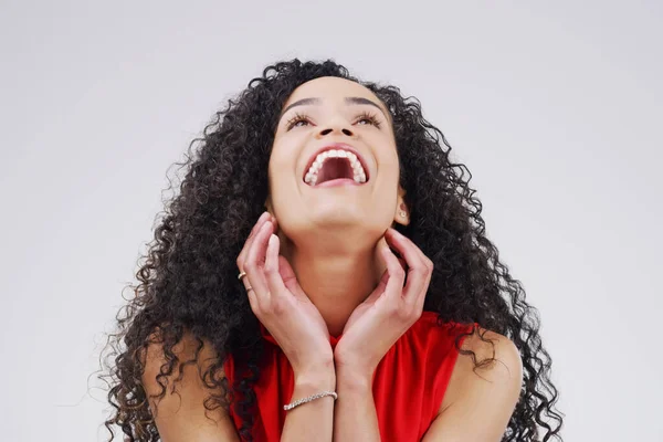 Lasst sie lachen. Studioaufnahme einer attraktiven jungen Frau, die vor grauem Hintergrund lacht. — Stockfoto