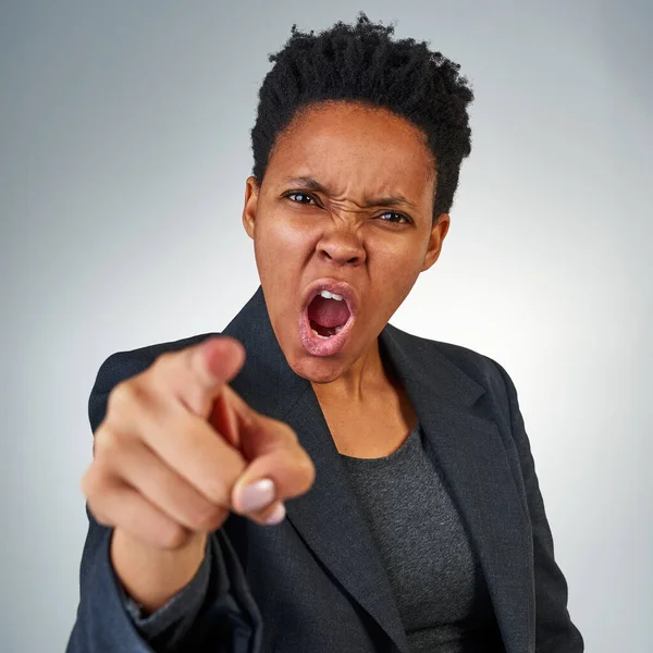Es ist alles Ihre Schuld. Porträt einer wütenden Geschäftsfrau, die schreit und vor Wut zeigt. — Stockfoto