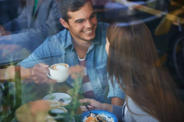 Café citas. Un trago de una joven pareja tomando café y hablando en un café. —  Fotos de Stock