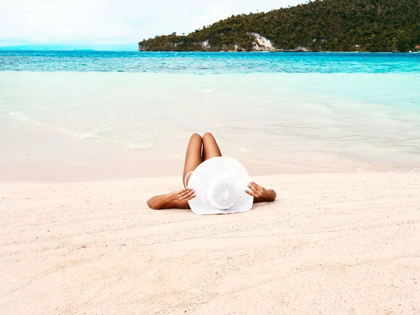 休暇を予約するにはそれに値する。ビーチでリラックスした美しい若い女性のレビューショット. — ストック写真