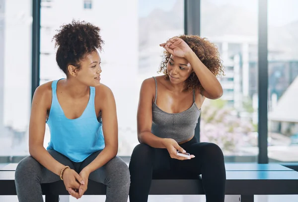 Wow, realmente me puse a sudar. Recortado disparo de dos mujeres jóvenes hablando después de la clase de yoga. — Foto de Stock