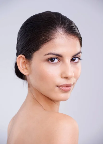 Ze staat op gloeiende voet met schoonheid. Cropped studio shot van een mooie brunette vrouw tegen een grijze achtergrond. — Stockfoto