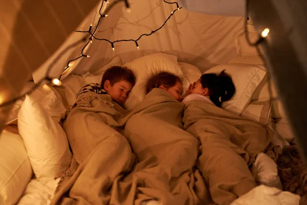 Angeli addormentati. Colpo di tre bambini che dormono in tenda coperta. — Foto Stock