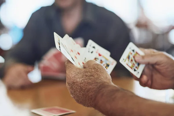 Неудачно сыграем. Обрезанный снимок пожилых людей, играющих в покер в доме престарелых. — стоковое фото