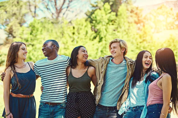 Mejores momentos con los mejores amigos. Recorte de un grupo de jóvenes amigos pasando el rato juntos en el parque. — Foto de Stock