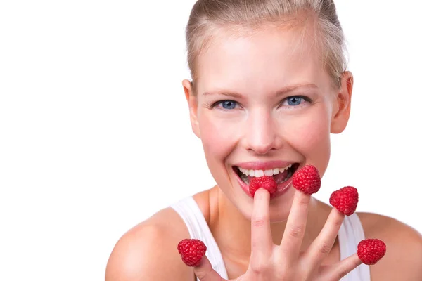 Berry lezat. Ditembak seorang wanita muda yang cantik bermain-main makan raspberry dari ujung jarinya. — Stok Foto