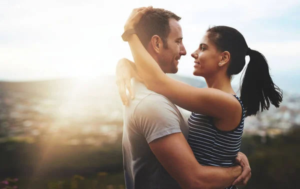 El amor es la luz del sol del alma. Fotografía de una joven pareja en un abrazo amoroso al aire libre. —  Fotos de Stock