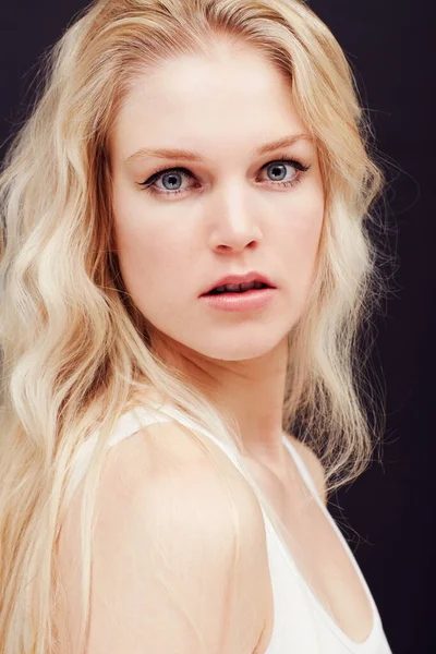 Het gezicht van een model. Portret van een mooi blond model. — Stockfoto