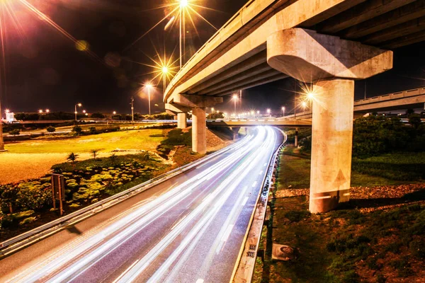 빛의 속도. 고속 도로에서 차를 찍은 사진. — 스톡 사진