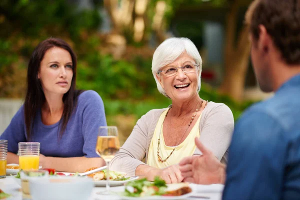Καλό φαγητό και καλή συζήτηση. Φωτογραφία μιας μητέρας που τρώει έξω με τον ενήλικο γιο της και την κόρη της.. — Φωτογραφία Αρχείου