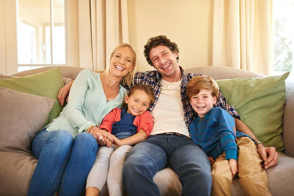 Partilhar um amor que aquece o coração. Retrato de uma família feliz passar tempo de qualidade juntos em casa. — Fotografia de Stock