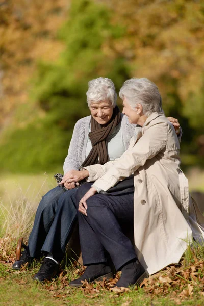 Élvezem a szabadban töltött délutánt. Boldog idős nők töltenek időt együtt a szabadban. — Stock Fotó