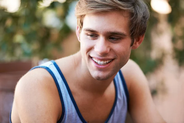 그 의 스타일에 대한 확신. 눈길을 돌리며 미소짓는 다루기 쉬운 십 대 청소년. — 스톡 사진