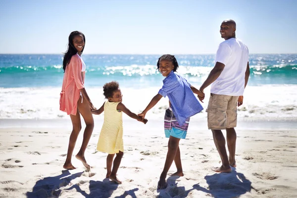 바다는 정말 대단 해 보 입니다. 함께 해변에서 하루를 즐기는 아프리카 계 미국인 가족. — 스톡 사진