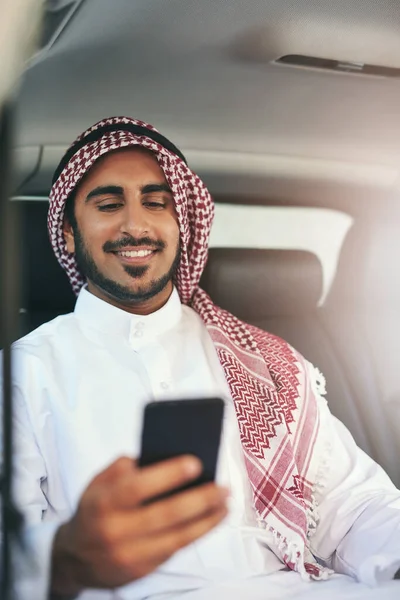 Pre perencanaan kerja di perjalanan. Ditembak seorang pengusaha muslim muda menggunakan ponselnya saat bepergian dengan mobil. — Stok Foto