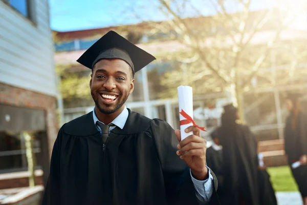 Můj příběh o úspěchu začíná tady. Portrét šťastného mladého muže držícího diplom v den promoce. — Stock fotografie