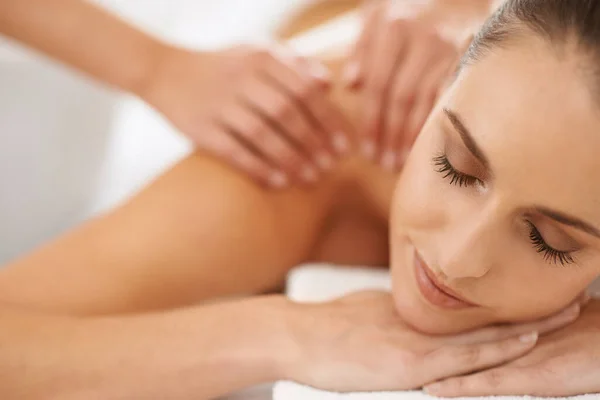 Relaxado por um toque celestial. Tiro recortado de uma jovem mulher linda desfrutando de uma massagem. — Fotografia de Stock