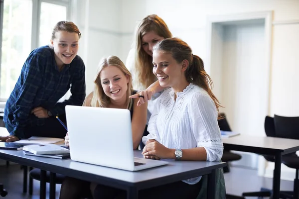 Team project. Een groep tienermeisjes die in de klas aan een laptop werken. — Stockfoto