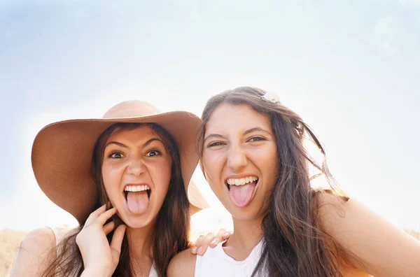 Den Rest unseres Lebens zum Besten unseres Lebens machen. Zwei schöne junge Freunde verbringen Zeit miteinander in der Sonne. — Stockfoto