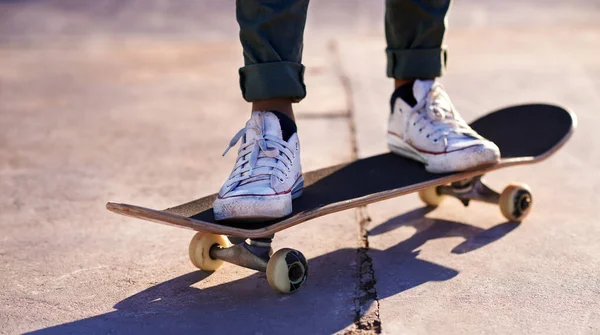 Tyhle tenisky jsou na bruslení. Oříznutý záběr ženy stojící na skateboardu. — Stock fotografie