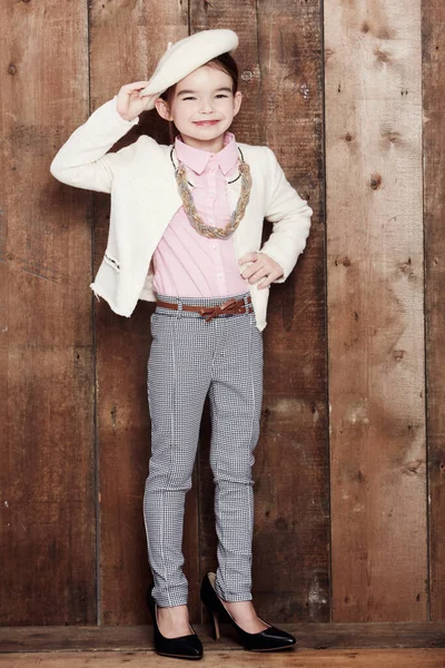 Μπόνζουρ. Πορτρέτο ενός αξιολάτρευτου μικρού κοριτσιού ντυμένο με ένα χαριτωμένο μπερέ. — Φωτογραφία Αρχείου