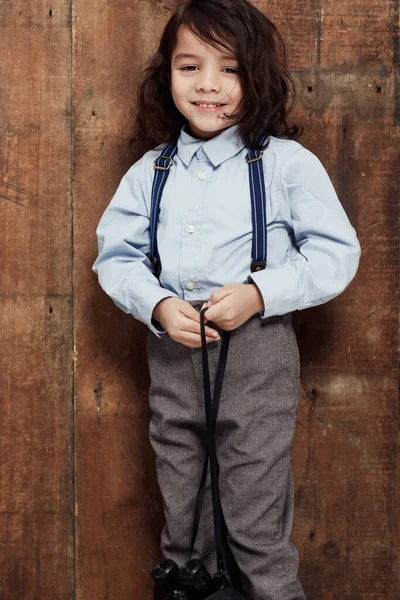Dieses Kind hat Stil. Aufnahme eines stylischen Jungen, der im Studio posiert. — Stockfoto