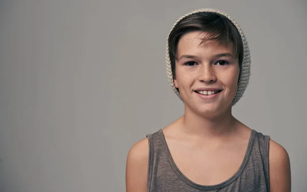 Молодой и модный. Студийный портрет стильно одетого мальчика в шерстяной шляпе. — стоковое фото