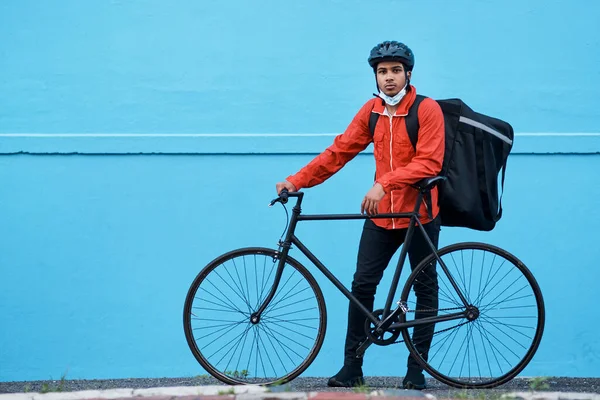물건을 더 빨리 배달하려고 교통량을 줄인다. 자전거를 타고 있는 배달부를 찍은 사진. — 스톡 사진