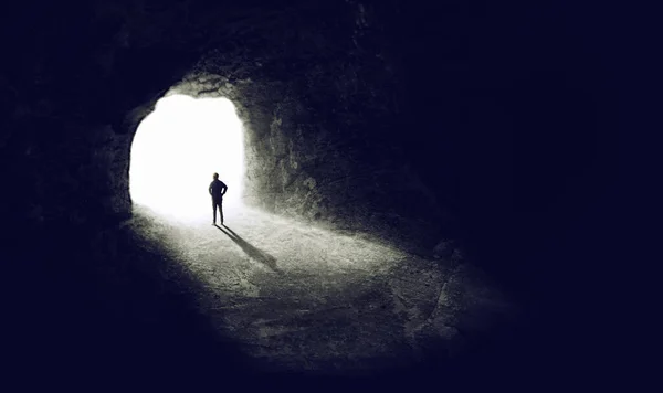 Encontrar a luz. Uma foto de alguém encontrar uma saída de um túnel escuro. — Fotografia de Stock