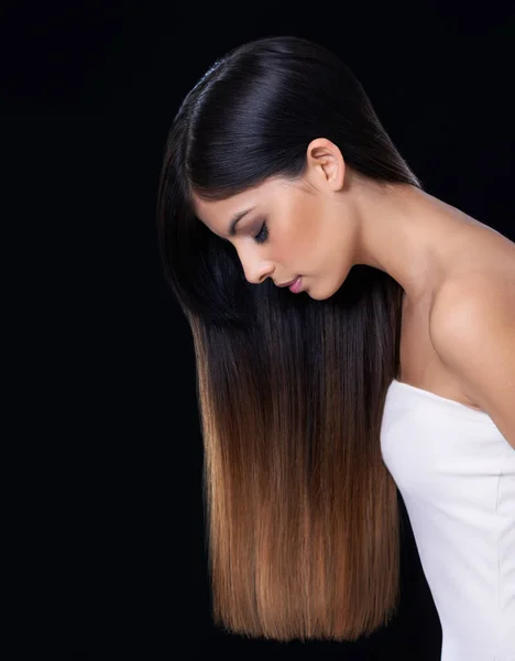 Cabelo e beleza inigualáveis. Estúdio tiro de um modelo morena bonita com cabelo longo lindo. — Fotografia de Stock