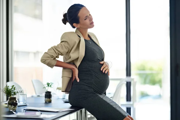 Třetí trimestr. Zastřelen těhotné podnikatelky v nepohodlí ve své kanceláři. — Stock fotografie