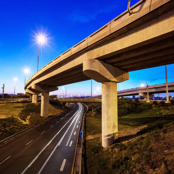 Позначення сучасної інфраструктури - Транспорт. Обрізаний знімок бетонної естакади на ділянці дороги . — стокове фото