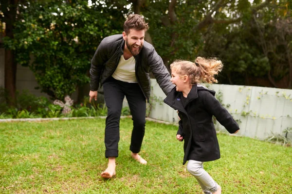 할 수있으면 날잡아. 아버지와 딸 이 밖에서 함께 놀고 있는 장면. — 스톡 사진