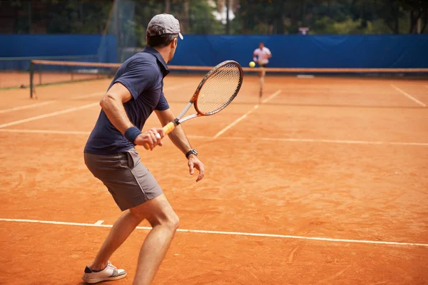 彼らの友人や裁判所の偉大なライバル。コート上の2人の男子テニス選手. — ストック写真