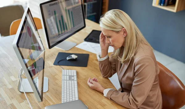 Aujourd'hui, c'est pas son jour. Prise de vue d'une femme d'affaires mature regardant stressé tout en travaillant dans un bureau. — Photo