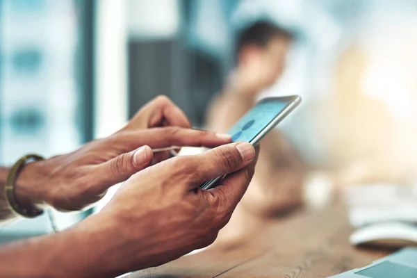 Technologie kann Ihnen helfen, Ihre Verbindungen zu optimieren. Schnappschuss eines Designers, der sein Handy am Schreibtisch benutzt. — Stockfoto