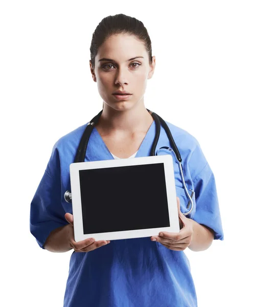 ¿Prefieres una consulta médica en línea? Captura de estudio de un hermoso médico joven que muestra la pantalla en blanco de una tableta digital sobre un fondo blanco. —  Fotos de Stock