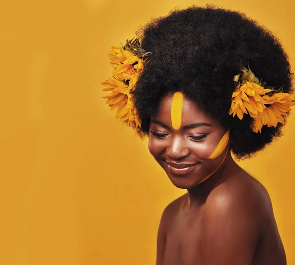 Micsoda melanin drágakő. Stúdió lövés egy gyönyörű fiatal nő pózol félmeztelenül napraforgóval a hajában ellen mustár háttér. — Stock Fotó