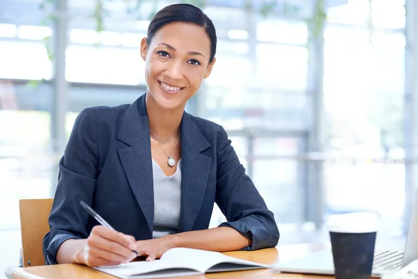 Minutenprotokoll für das Treffen. Eine Geschäftsfrau schreibt in ihrem Büro an einem Notizbuch. — Stockfoto