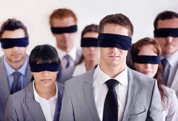 La formation du personnel est primordiale pour une équipe compétente. Prise de vue d'un groupe d'hommes d'affaires portant tous les yeux bandés. — Photo