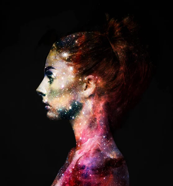 Intergalaktische Schönheit. Profil einer jungen Frau mit der Galaxie im Gesicht. — Stockfoto