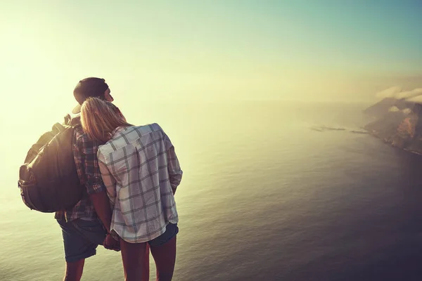 我很高兴能和你在一起。一对身份不明的年轻夫妇一起从山顶欣赏风景时的背景图片. — 图库照片